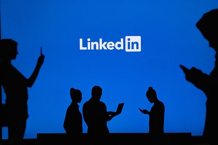 Adverteerders blijven weg bij X, LinkedIn schroeft prijzen op