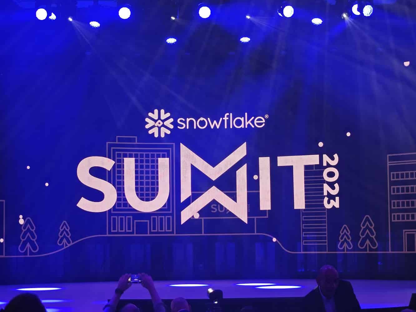 Snowflake Summit Background Tijdens Summit 2023 breidt Snowflake de basis voor data-apps fors uit ...