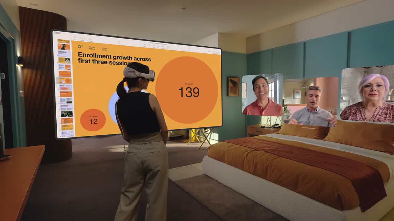 visionpro3 In een slaapkamer staat een vrouw voor een groot scherm.