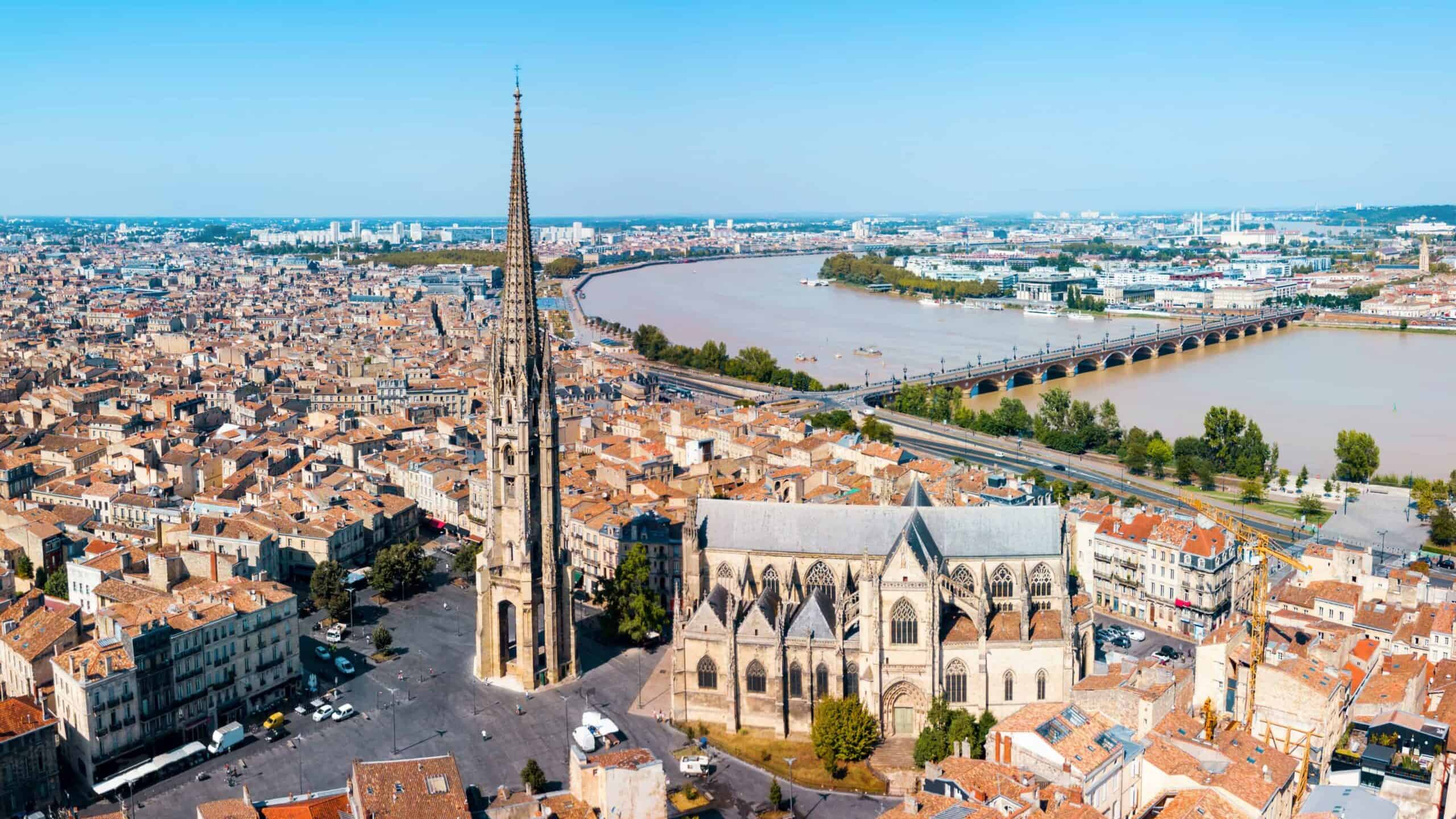 Een luchtfoto van een stad in Frankrijk.