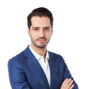 Een zakenman in een blauw pak poserend met zijn armen gekruist.