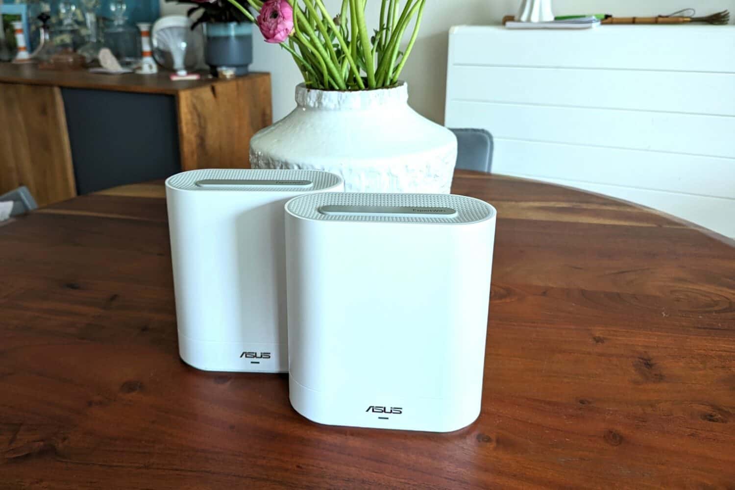 Twee witte luchtreinigers zittend op een houten tafel.