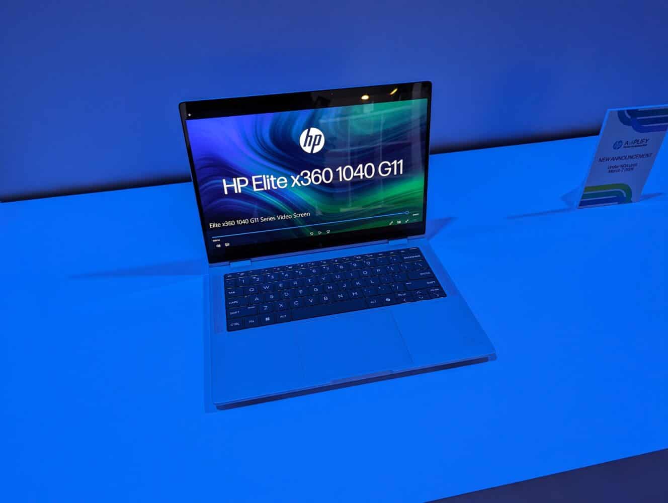 HP x360-laptop tentoongesteld tijdens een evenement.