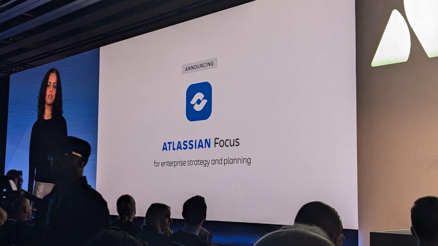 Presentatiedia van de conferentie met de aankondiging van Atlassian Focus, een hulpmiddel voor bedrijfsstrategie en -planning.
