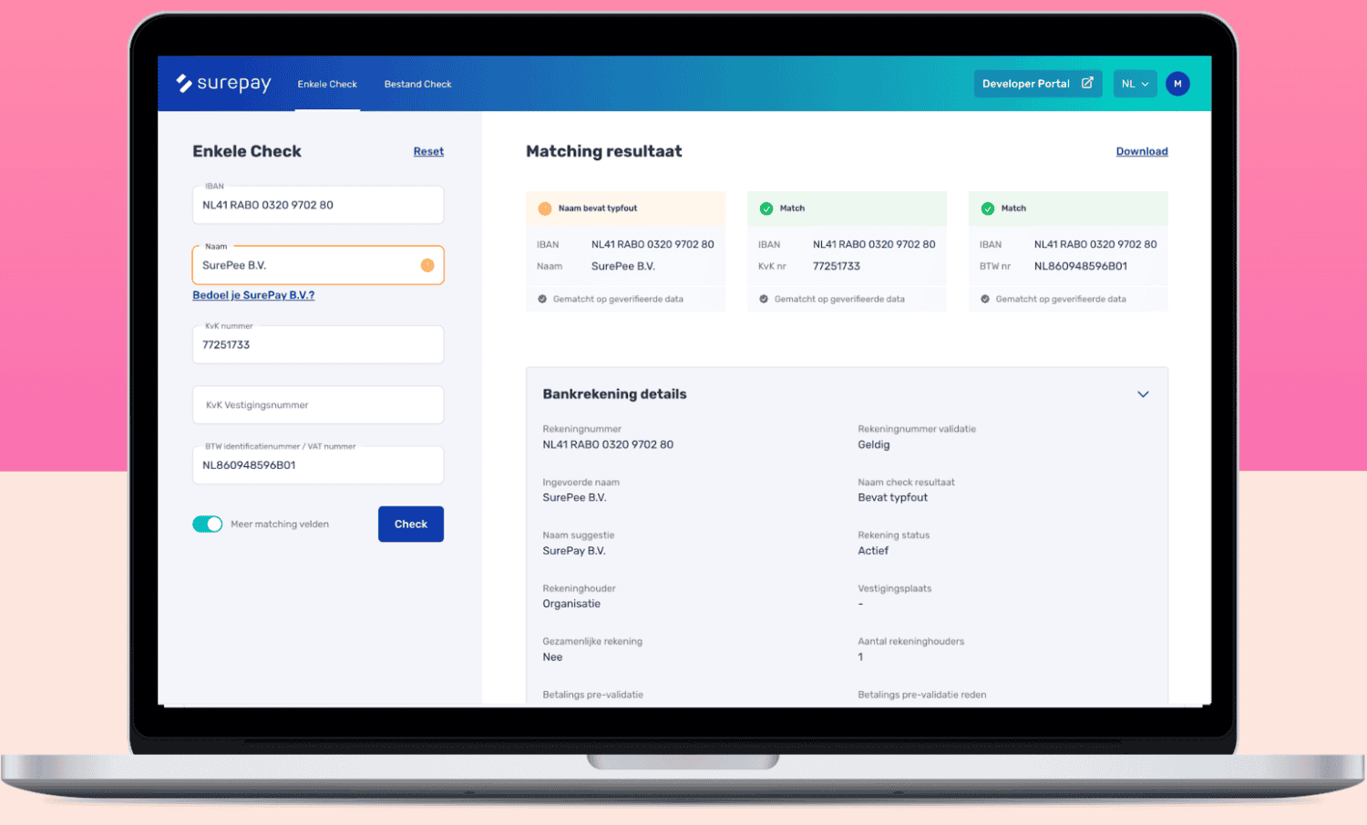 Een laptopscherm met een SurePay-interface integreert naadloos met Okta en toont bankgegevens zoals rekeningnamen en IBAN's, naast een gedeelte voor het invoeren van cheque-informatie.