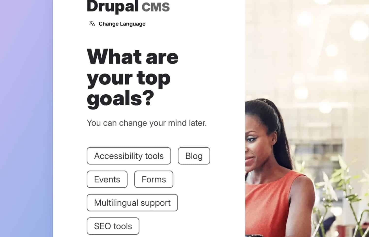De Drupal CMS-webpagina biedt opties om topdoelen te selecteren, waaronder toegankelijkheidstools, een blog, evenementen, formulieren, meertalige ondersteuning en SEO-tools. Een vrouw gebruikt het apparaat aan de rechterkant bedachtzaam.