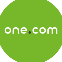 Het logo van one.com bestaat uit witte kleine letters "one.com" met een zwarte stip op een effen groene, ronde achtergrond.