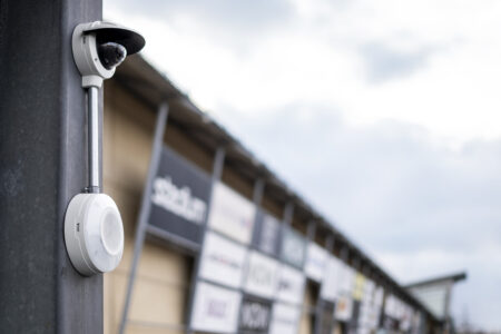 Axis lanceert D4200-VE-alarmspeaker die geluid, licht en communicatie combineert