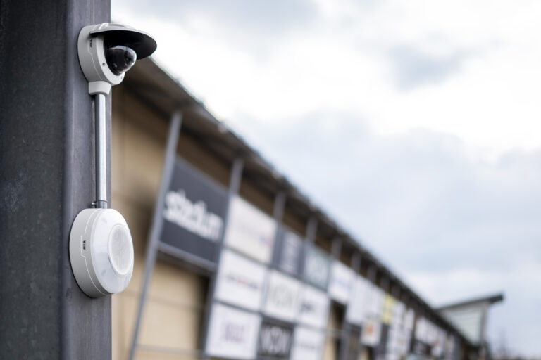 Axis lanceert D4200-VE-alarmspeaker die geluid, licht en communicatie combineert
