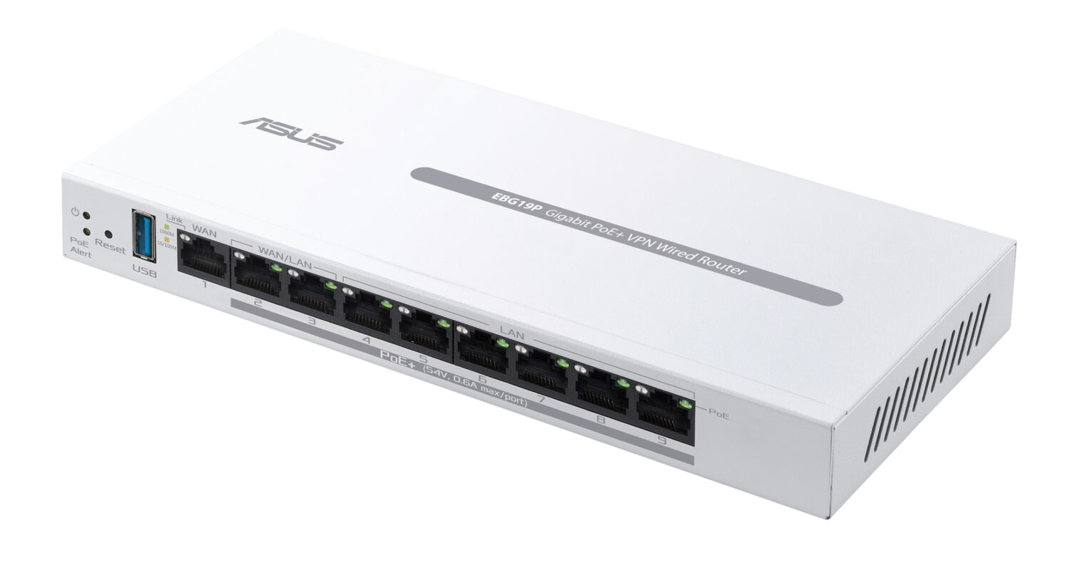 Een witte bekabelde Asus VPN-router met meerdere Ethernet-poorten, gemarkeerd voor WAN- en LAN-verbindingen, en een USB-poort aan de linkerkant.