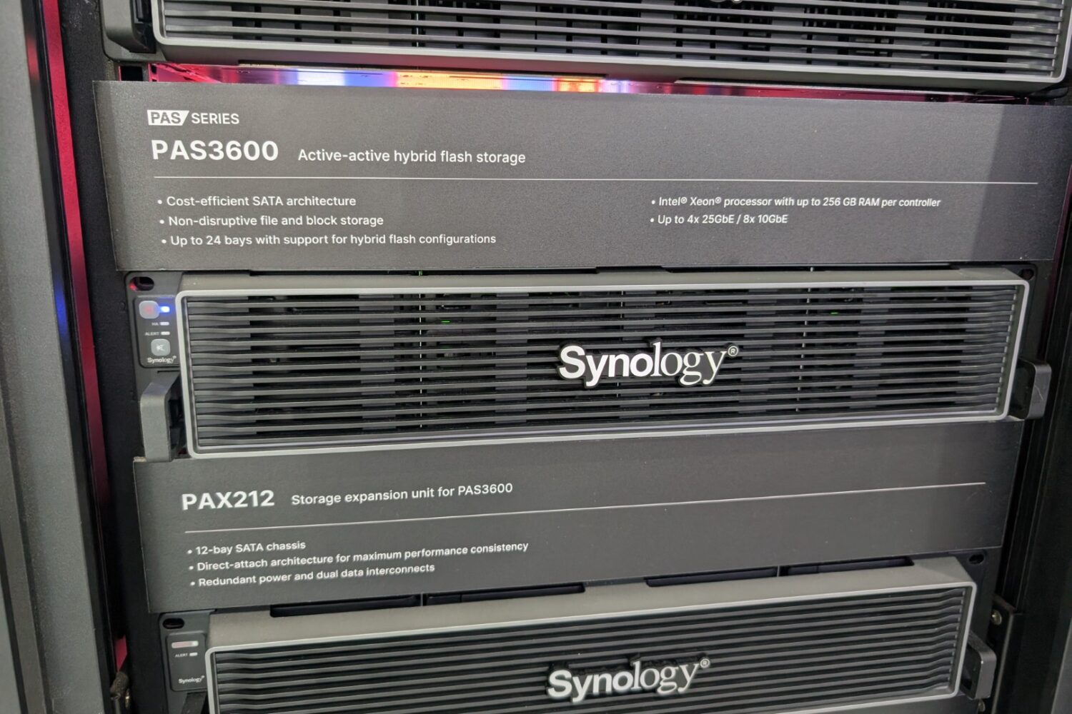 Close-up van in een rack gemonteerde serverapparatuur met een PAS3600 hybride flash-opslageenheid, een Synology PAS7700-uitbreidingseenheid en een Synology PAX212-opslaguitbreidingseenheid.