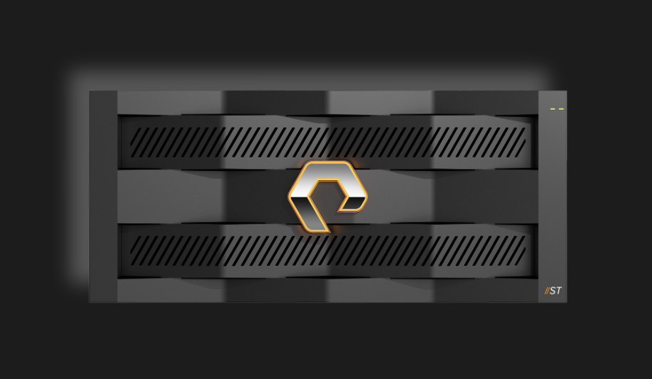 FlashArray ST Een zwarte serverkast met ventilatieroosters en een oranje, gestileerd "P"-logo in het midden, tegen een donkere achtergrond.