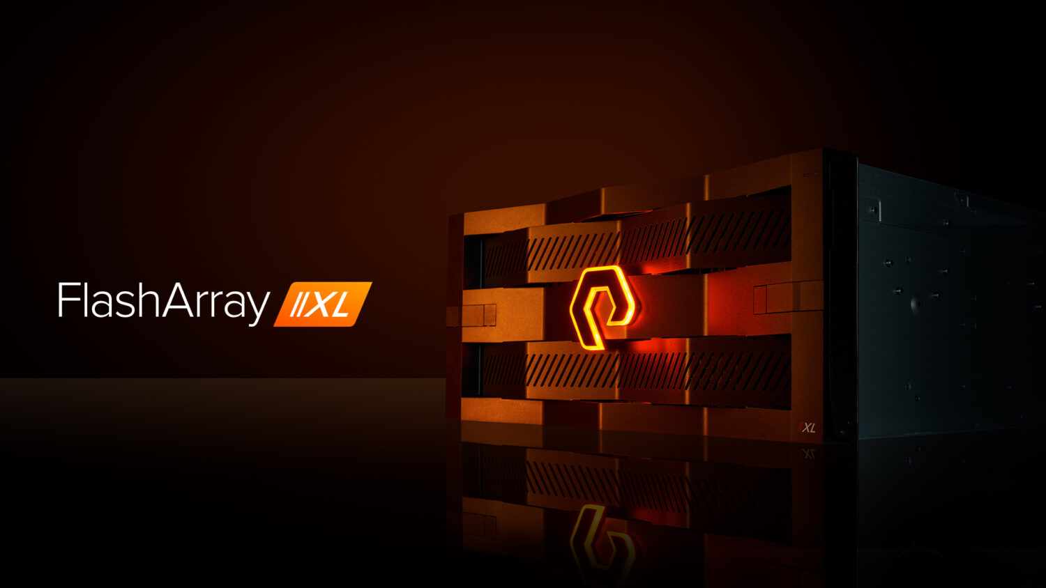 FlashArray XL_2 Een Pure Storage FlashArray//XL dataopslagunit met een verlicht oranje logo op een donkere achtergrond, naast de tekst "FlashArray//XL.