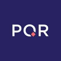 De afbeelding toont een donkerblauwe achtergrond met de witte letters "PQR". De "Q" is gestileerd met een rode ruit erin en een onderbreking in de cirkel.