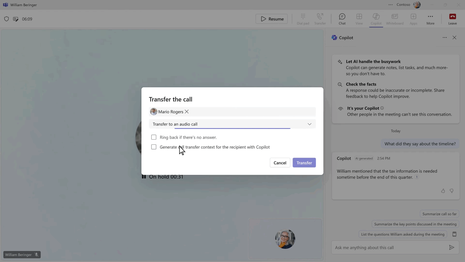 Een Microsoft Teams-interface toont een pop-upvenster "Het gesprek doorverbinden", met opties om door te verbinden naar "Marie Rogers X" en om terug te bellen als er niet wordt opgenomen. De muis beweegt over "Doorverbinden.
