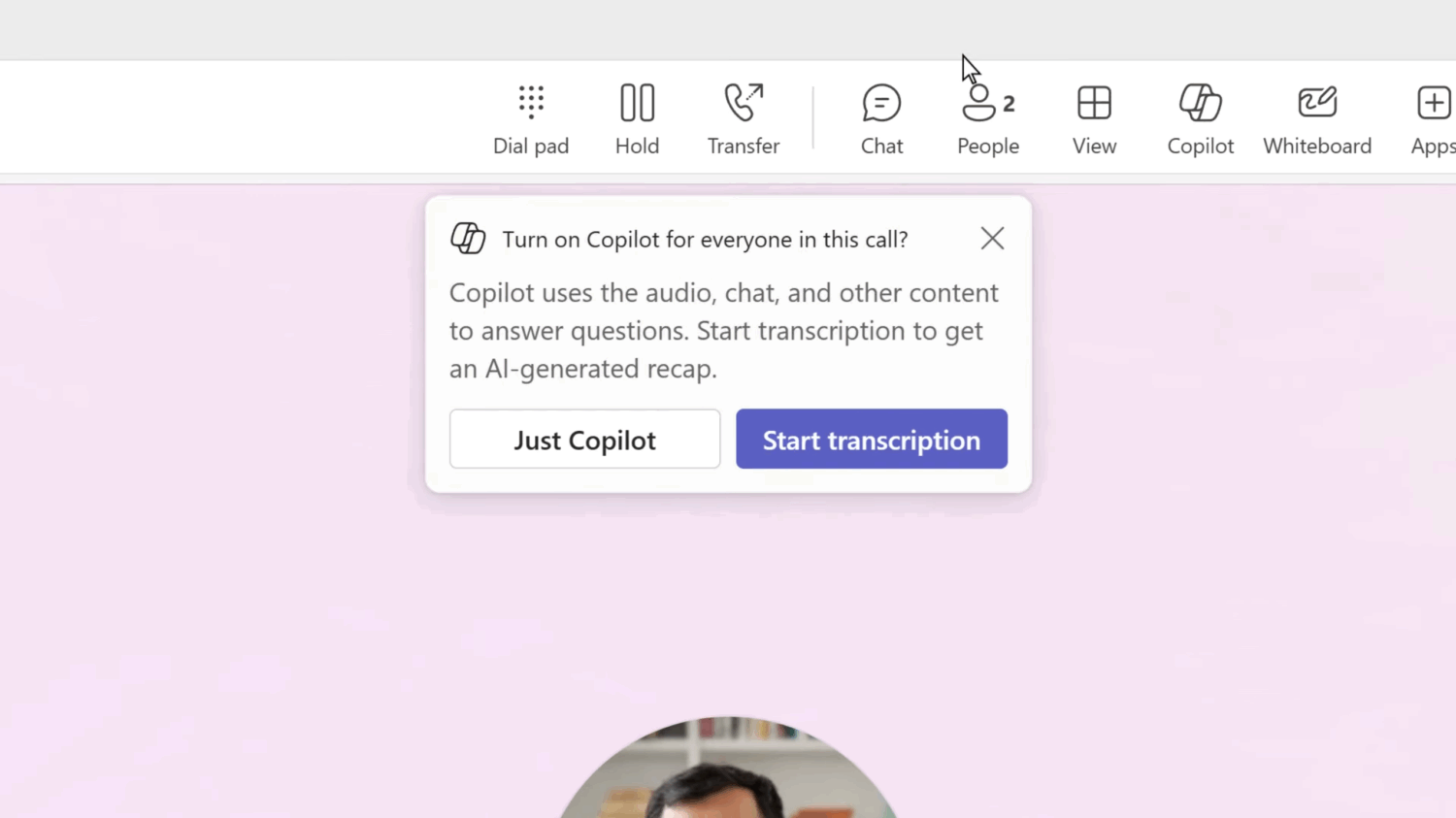 Een interface van Microsoft Teams met een pop-up waarin wordt aangeboden Copilot in te schakelen voor een gesprek, met opties voor "Alleen Copilot" of "Start transcriptie".