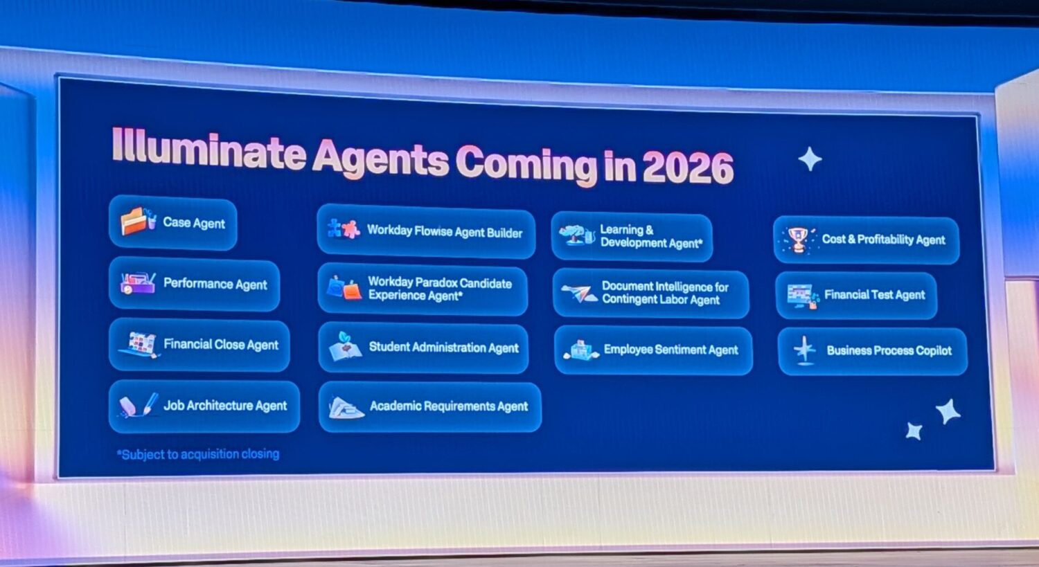 PXL_20250916_161453696.MP Een presentatie slide getiteld "Illuminate Agents Coming in 2026" toont Workday AI-agents en verschillende innovatieve tools op een groot scherm in een dynamische conferentie setting.