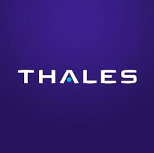 Thales-logo op een paarse achtergrond, met "THALES" in witte hoofdletters en een blauwe driehoek binnen de letter "A".
