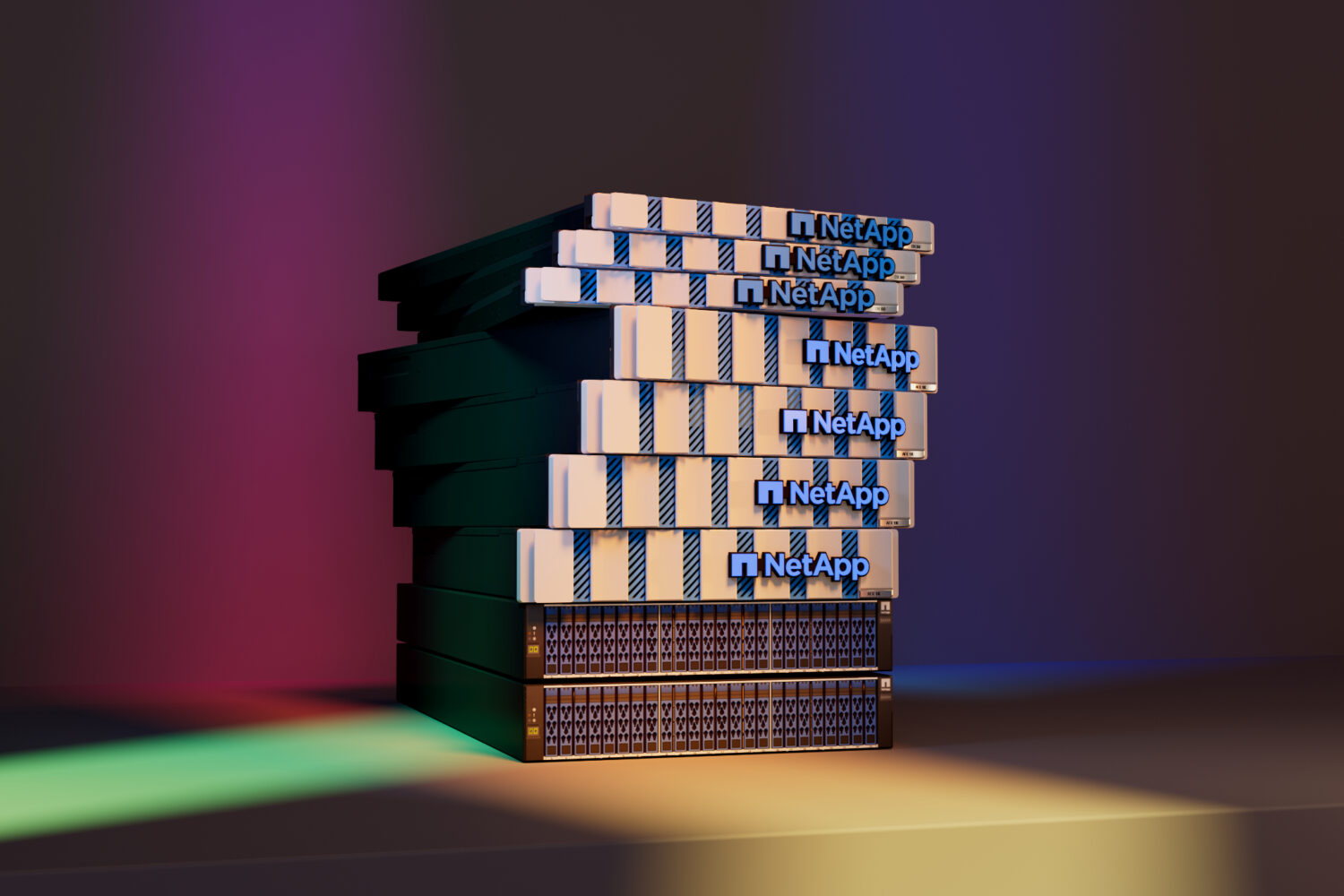 NetApp AFX_1 Een stapel NetApp netwerkopslaghardware wordt getoond onder kleurrijke, dramatische verlichting.