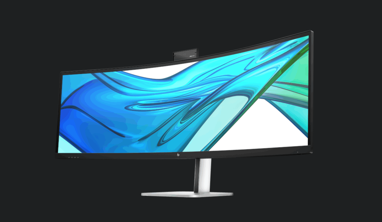 Een gebogen ultrabrede computermonitor met een blauw abstract ontwerp op het scherm, gemonteerd op een zilveren standaard tegen een donkere achtergrond.