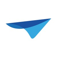 Abstracte blauwe vorm die lijkt op een gestileerd papieren vliegtuigje of vleugel, met overlappende donker- en lichtblauwe vlakken op een witte achtergrond.