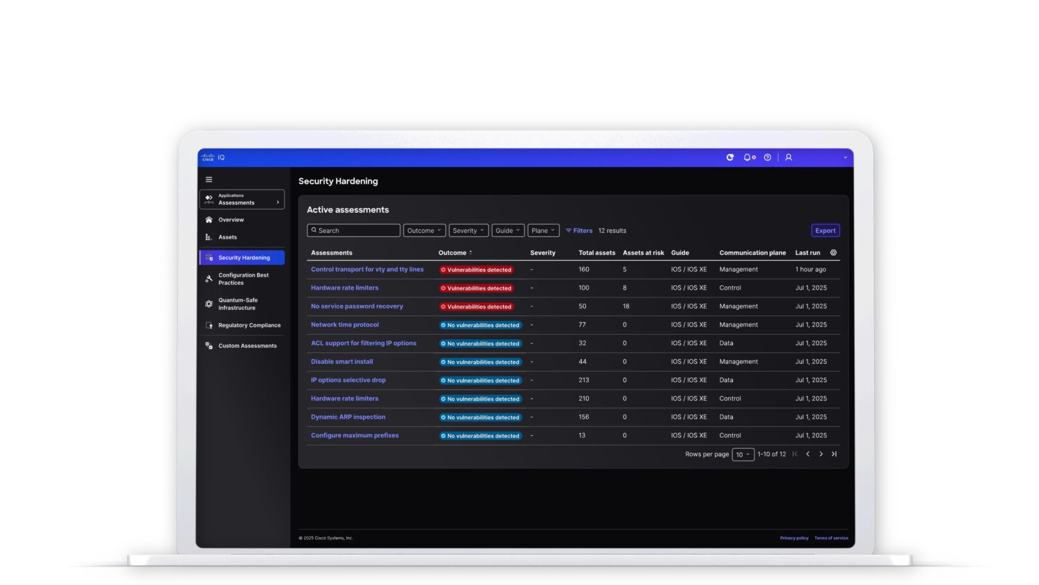 Op een laptopscherm wordt een Cisco IQ-dashboard voor beveiligingsverbetering weergegeven met actieve beoordelingstaken, hun status, ernst en deadlines in een gestroomlijnde interface met een donker thema.