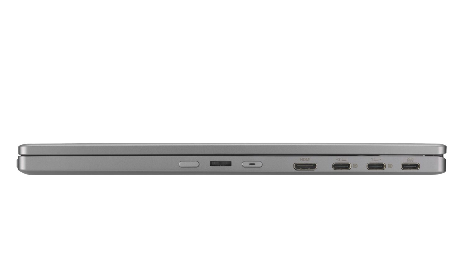 Een gesloten zilveren laptop getoond vanaf de zijkant met zichtbare poorten waaronder HDMI, twee USB-C poorten en een koptelefoonaansluiting.