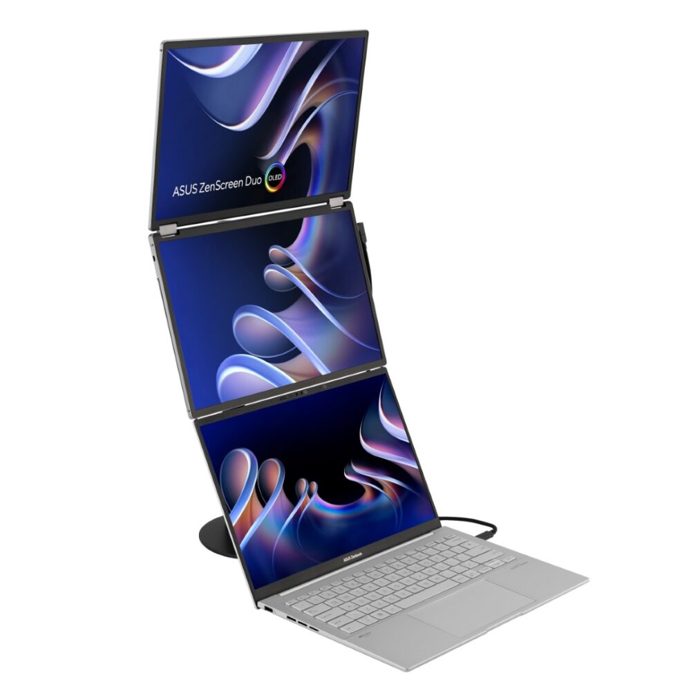 Een zilverkleurige laptop verbonden met twee externe monitoren die verticaal op elkaar gestapeld waren en op alle drie de schermen dezelfde abstracte achtergronden toonden.