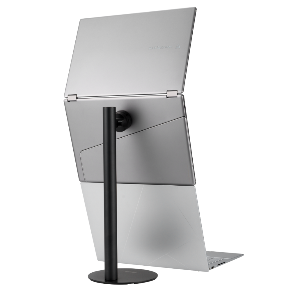 Een zilveren laptop verticaal gemonteerd op een zwarte standaard, gezien vanaf de achterkant, met het laptopdeksel gedeeltelijk open.