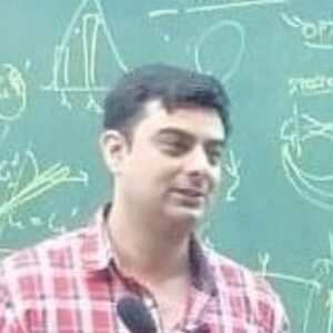 Een persoon in een rood geruit overhemd staat voor een krijtbord vol wiskundige en geometrische diagrammen.