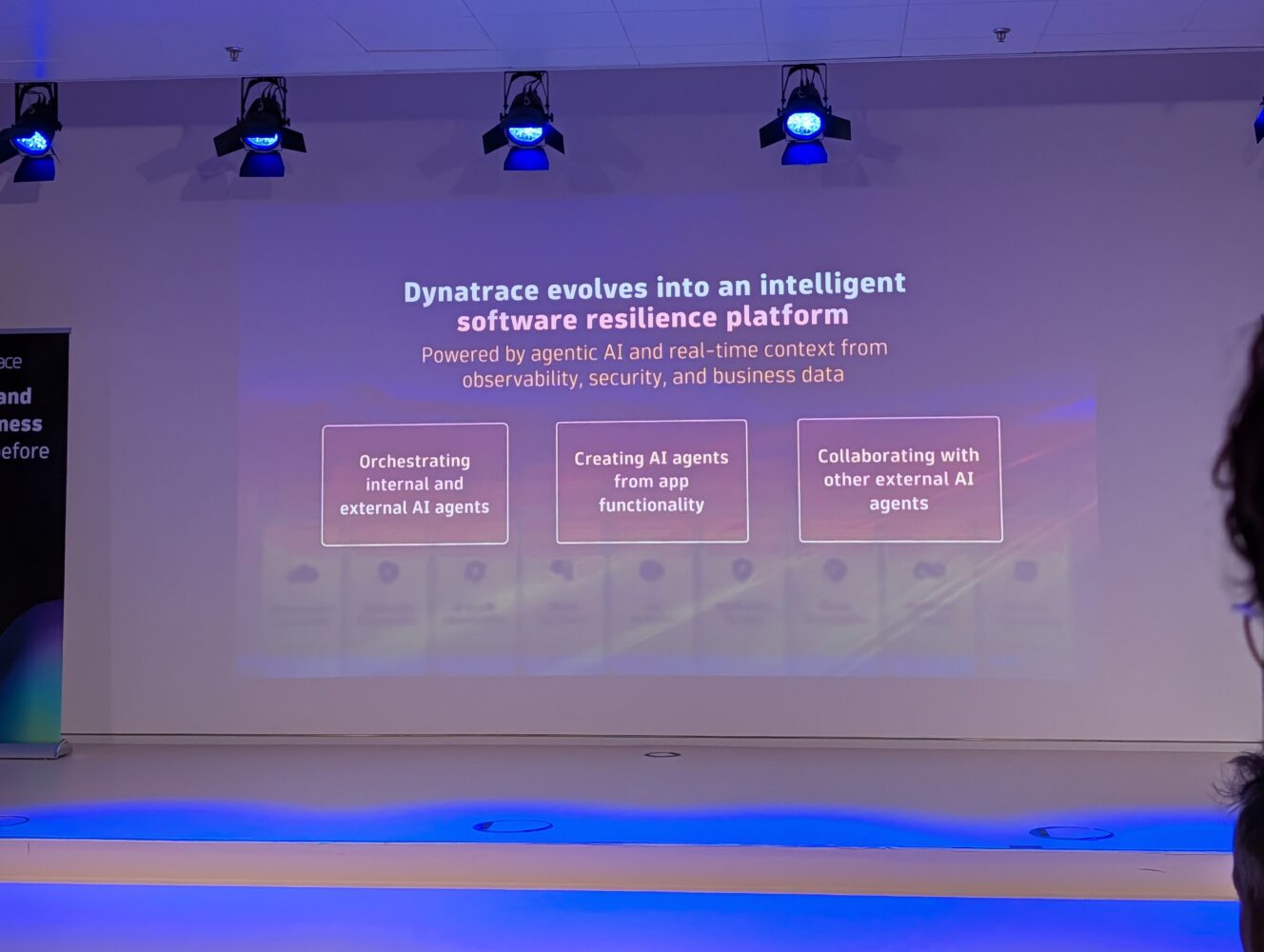 PXL_20251009_123538456.MP Presentatie slide met de titel "Dynatrace evolueert naar een intelligent software resilience platform" met drie hoofdpunten over AI orkestratie, functionaliteit en samenwerking.