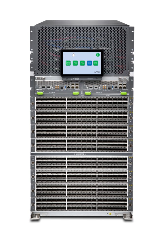 Vooraanzicht van een groot serverrack in een datacenter met meerdere gestapelde netwerkswitches, waaronder een Juniper PTX12000, en een touchscreen bedieningspaneel bovenaan.