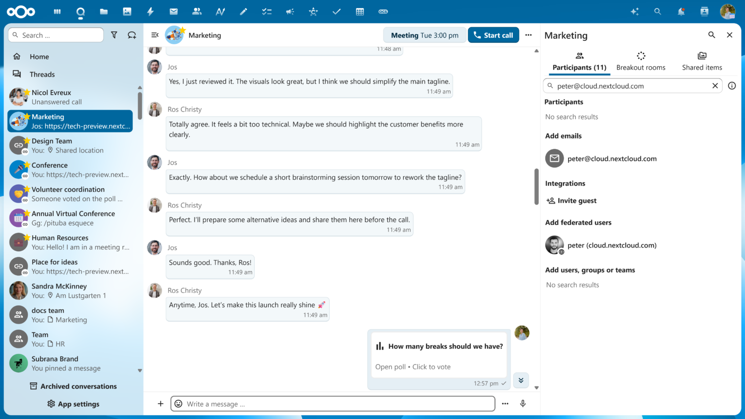 Nextcloud_Hub_26_Winter_Federation Screenshot van een Nextcloud-teamchat over het herzien van een tagline, met een poll met de vraag "Hoeveel pauzes moeten we hebben?" met chatopties zichtbaar aan de linker- en rechterkant. De samenwerkingsinterface van Nextcloud is duidelijk zichtbaar.