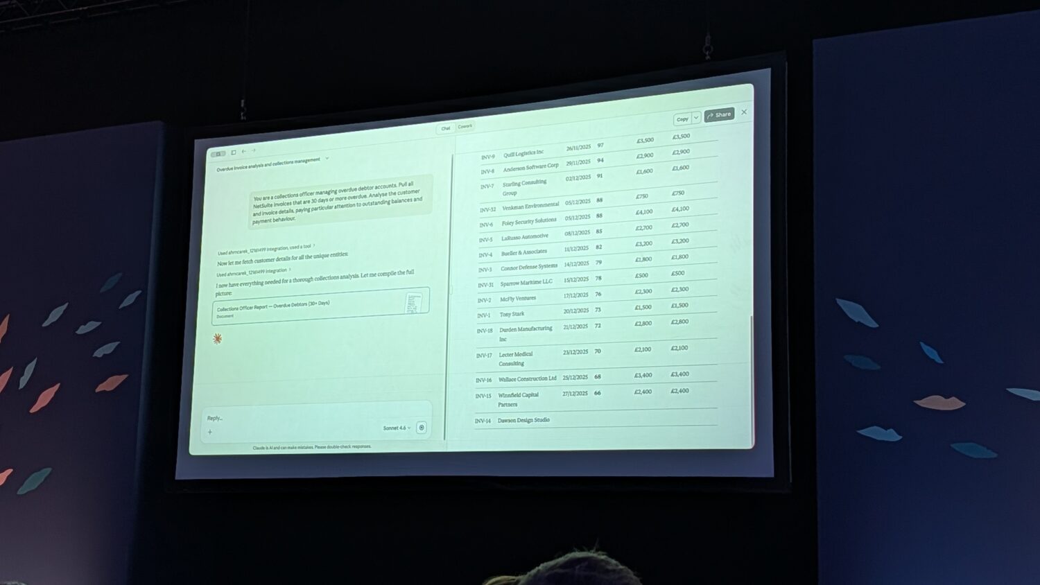 Een groot scherm toont een webinterface met links een conversatie en rechts een lijst met cryptocurrency-transacties.