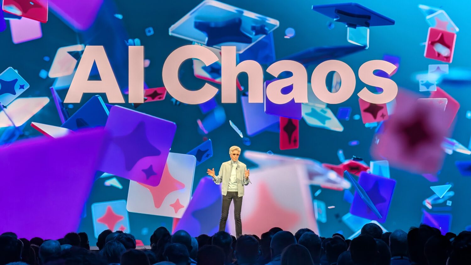 Een spreker staat op het podium voor een publiek, met de woorden "AI Chaos" en kleurrijke digitale afbeeldingen van ServiceNow AI Killswitch op een groot scherm achter hem.