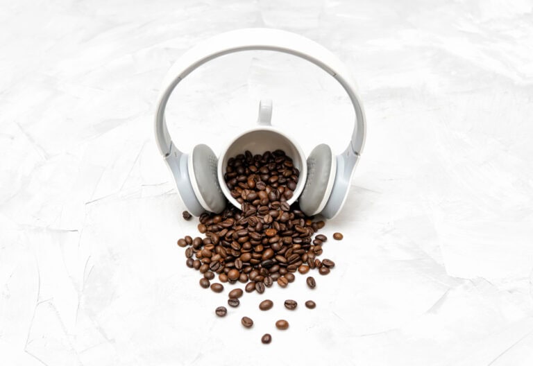 De slimme werkdag: koffie, focus en audio zonder ruis